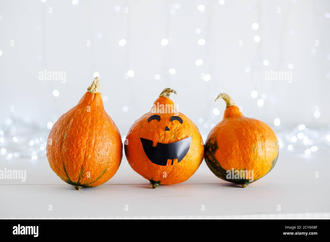 jack-o'-Laterne auf weißem Hintergrund mit Lichtern. Happy Halloween Party Einladung, Feier. Halloween Dekorationen Konzept. Speicherplatz kopieren. Stockfoto