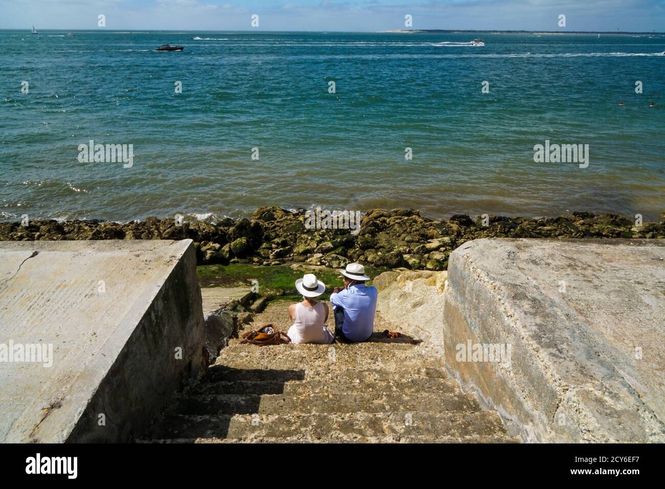La Teste-de-Buch - 08/25/2020: Paar sitzt auf der Treppe mit Blick auf das Meer Stockfoto