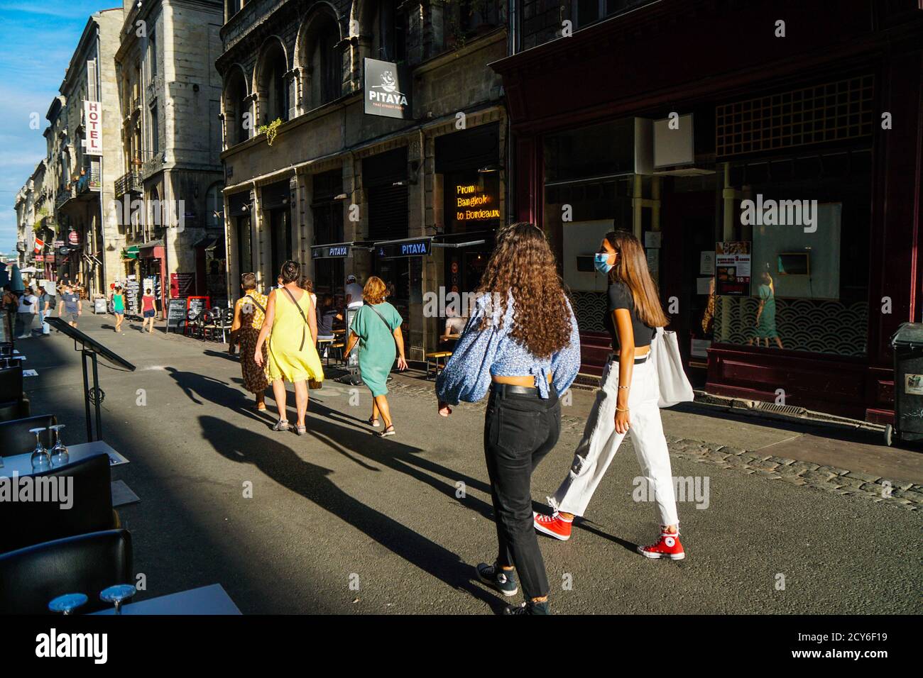 Bordeaux - 08/27/2020: Menschen zu Fuß in der Rue Saint Remi Stockfoto