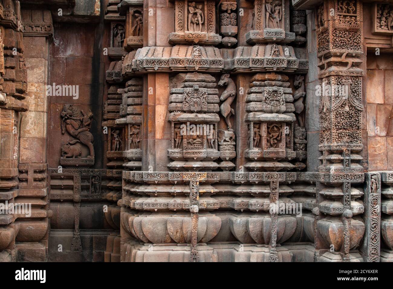Kleine hinduistische Skulpturfiguren in der Steinmauer des Brahmesvara-Tempels in Bhubaneswar, Odisha, Indien Stockfoto