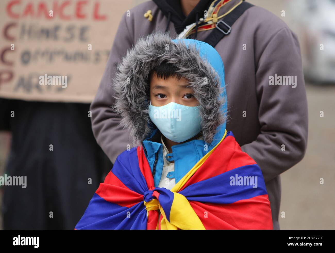 Aktivisten und Unterstützer Pro-Democracy in Chine nehmen am 1. Oktober am Museumplein inmitten der Coronavirus-Pandemie Teil. Stockfoto
