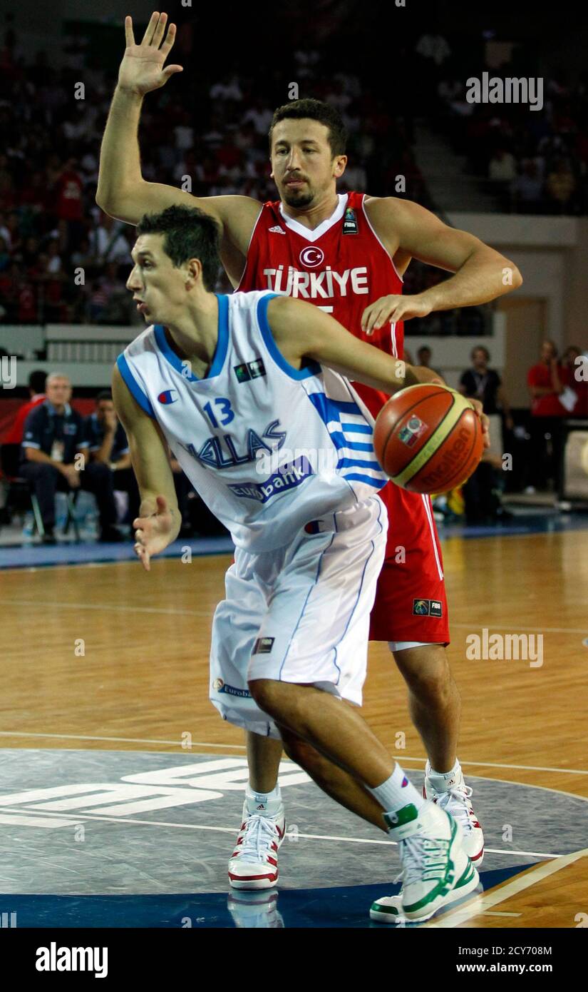 Dimitris Diamantidis (L) aus Griechenland fährt am Hidayet Turkoglu aus der  Türkei während ihres FIBA Basketball-WM-Spiels in Ankara am 31. August 2010  vorbei. REUTERS/Umit Bektas (TÜRKEI - Tags: SPORT BASKETBALL  Stockfotografie -