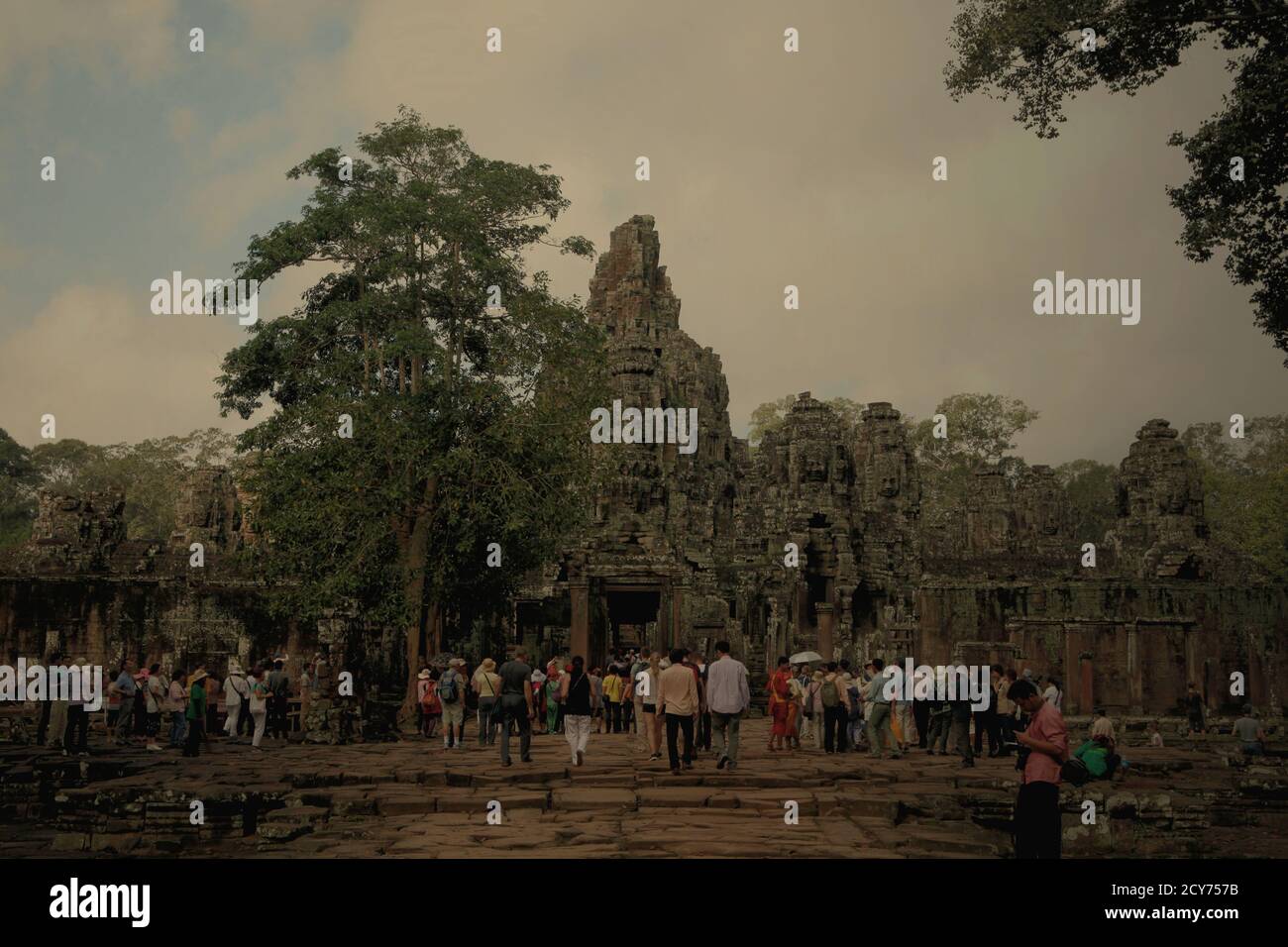 Touristen zu Fuß in Gruppen, Eingabe Prasat Bayon Tempel Komplex im Zentrum von Angkor Tom antike Stadt in Siem Reap Provinz von Kambodscha. Stockfoto