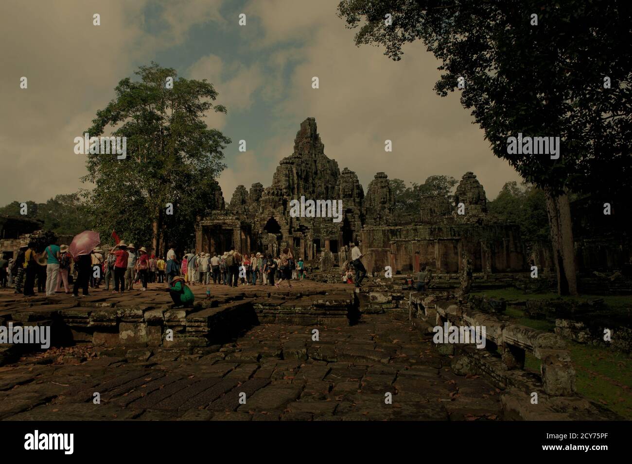Touristen Schlange in Gruppen, Eingabe Prasat Bayon Tempelkomplex im Zentrum von Angkor Tom antike Stadt in Siem Reap Provinz von Kambodscha. Stockfoto