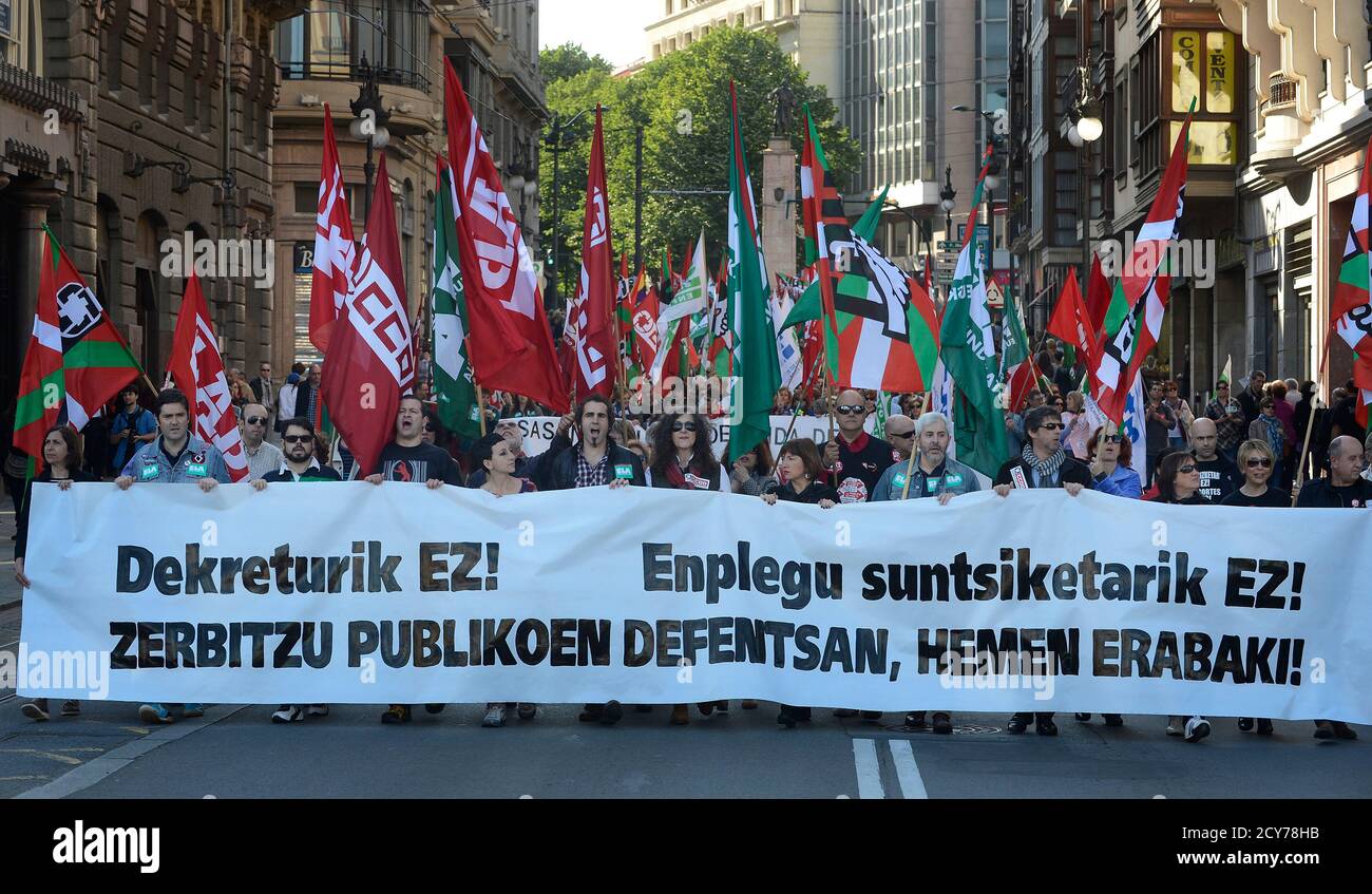 Die baskischen nationalistischen Gewerkschaften ELA und LAB sowie die spanischen Gewerkschaften UGT und CCOO nehmen an einer Demonstration gegen Kürzungen des öffentlichen Sektors Teil, hinter einem Transparent mit der Aufschrift "Nein zum Dekret. Nein zur Vernichtung der Beschäftigung. Verteidigung Öffentlicher Dienste. Du entscheidest' in Bilbao 11. Mai 2013. Tausende von Beschäftigten des öffentlichen Sektors marschierten am Samstag in den baskischen Städten Bilbao, San Sebastian und Vitoria aus Protest gegen baskische Regionalregierung Vorschläge zur Erhöhung der Arbeitszeit für Regierungsmitarbeiter, eine Bewegung, die Gewerkschaften sagen, wird weniger Verträge für Teilzeitarbeiter bedeuten. REUTERS/Vincent West (SPANIEN - Tags: UNRUHEN Stockfoto