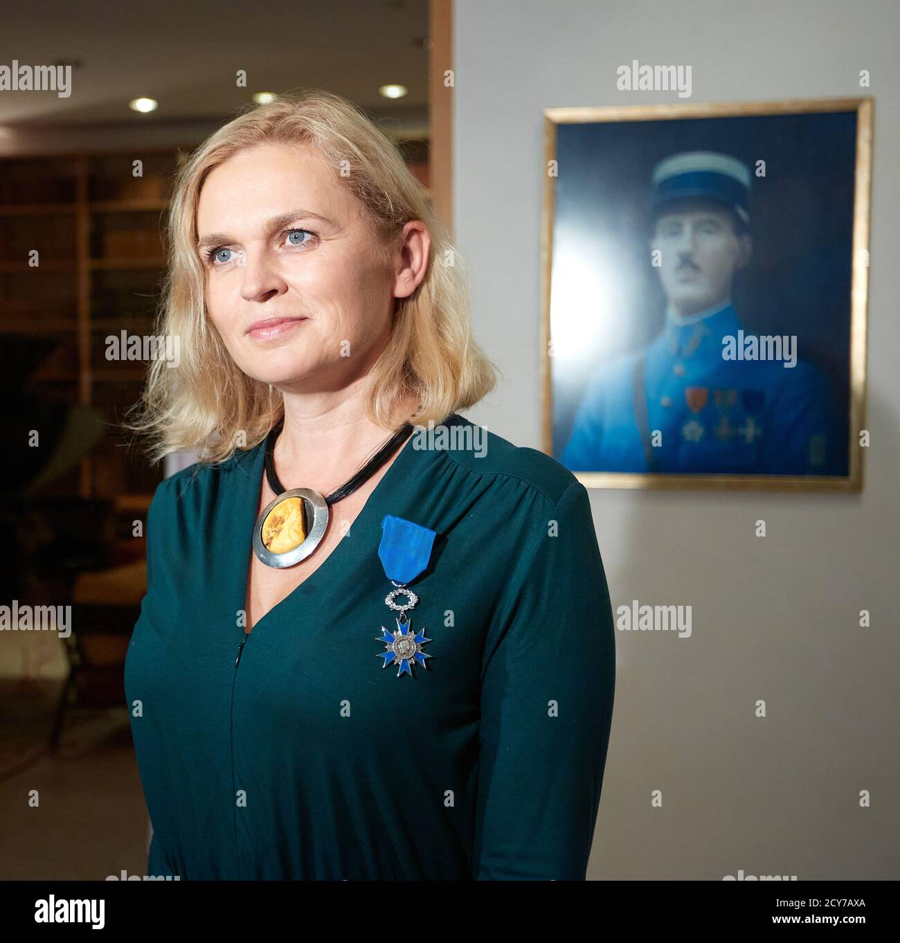 Warschau, Masowien, Polen. Oktober 2020. Der französische Botschafter in Polen, FREDERIC BILLET, überreichte Barbara NOWACKA, MITGLIED des polnischen Parlaments und SOZIALAKTIVISTIN, die Insignie des Nationalen Verdienstordens. Quelle: Hubert Mathis/ZUMA Wire/Alamy Live News Stockfoto