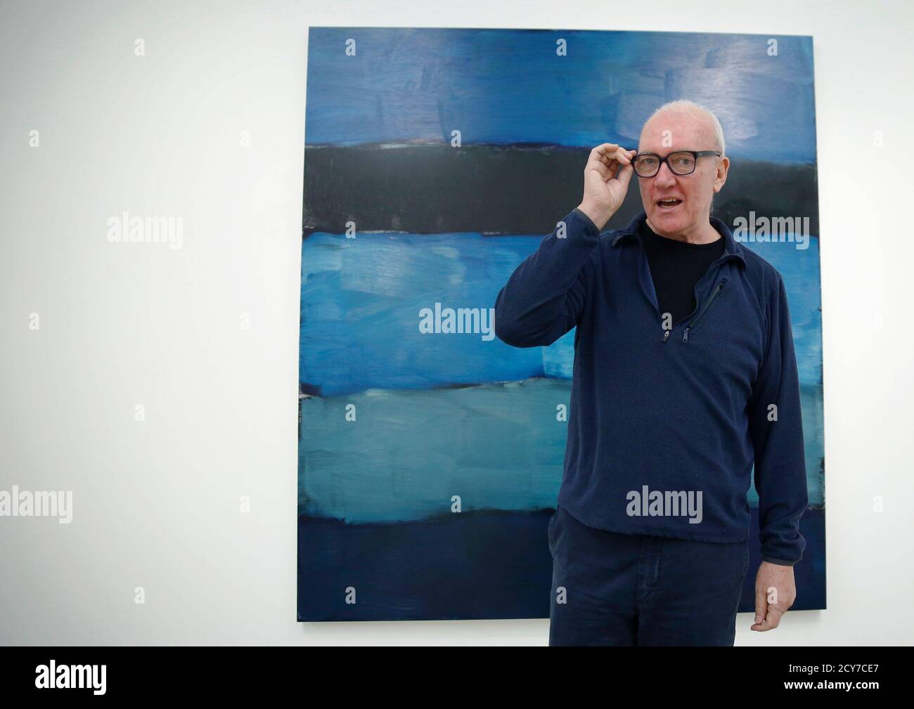 Der Künstler Sean Scully posees mit seiner Arbeit 'Landline Blue' in der Timothy Taylor Gallery in London 20. November 2014. REUTERS/Luke MacGregor (GROSSBRITANNIEN) Stockfoto