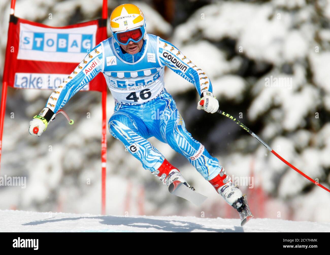 Patrik Jaerbyn Schwedens macht eine Drehung beim alpinen Skifahren Training für die Herren Weltcup-Abfahrt in Lake Louise, Alberta 24. November 2011.    REUTERS/Mike Blake (Kanada - Tags: SPORT, Skifahren) Stockfoto