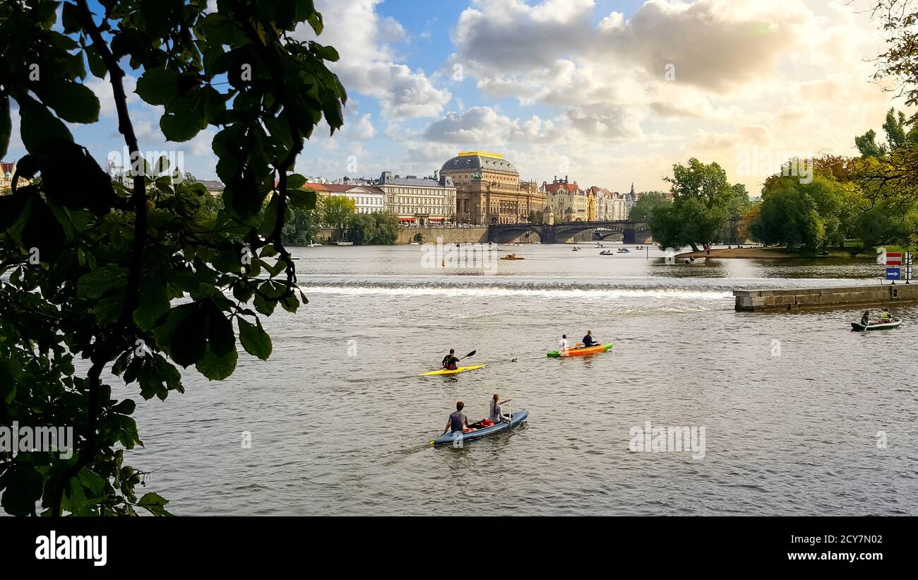 Einheimische und Touristen genießen Kajakfahren auf der Moldau in der Nähe der Kampa-Insel in Prag, Tschechien. Stockfoto