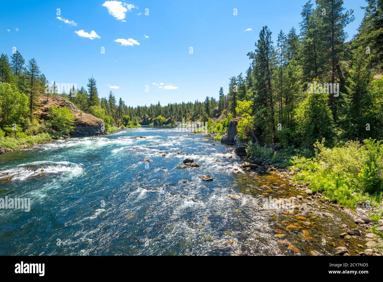 Der Spokane River fließt durch den ländlichen Riverside State Park in der nordwestlichen Binnenstadt Spokane, Washington, USA Stockfoto