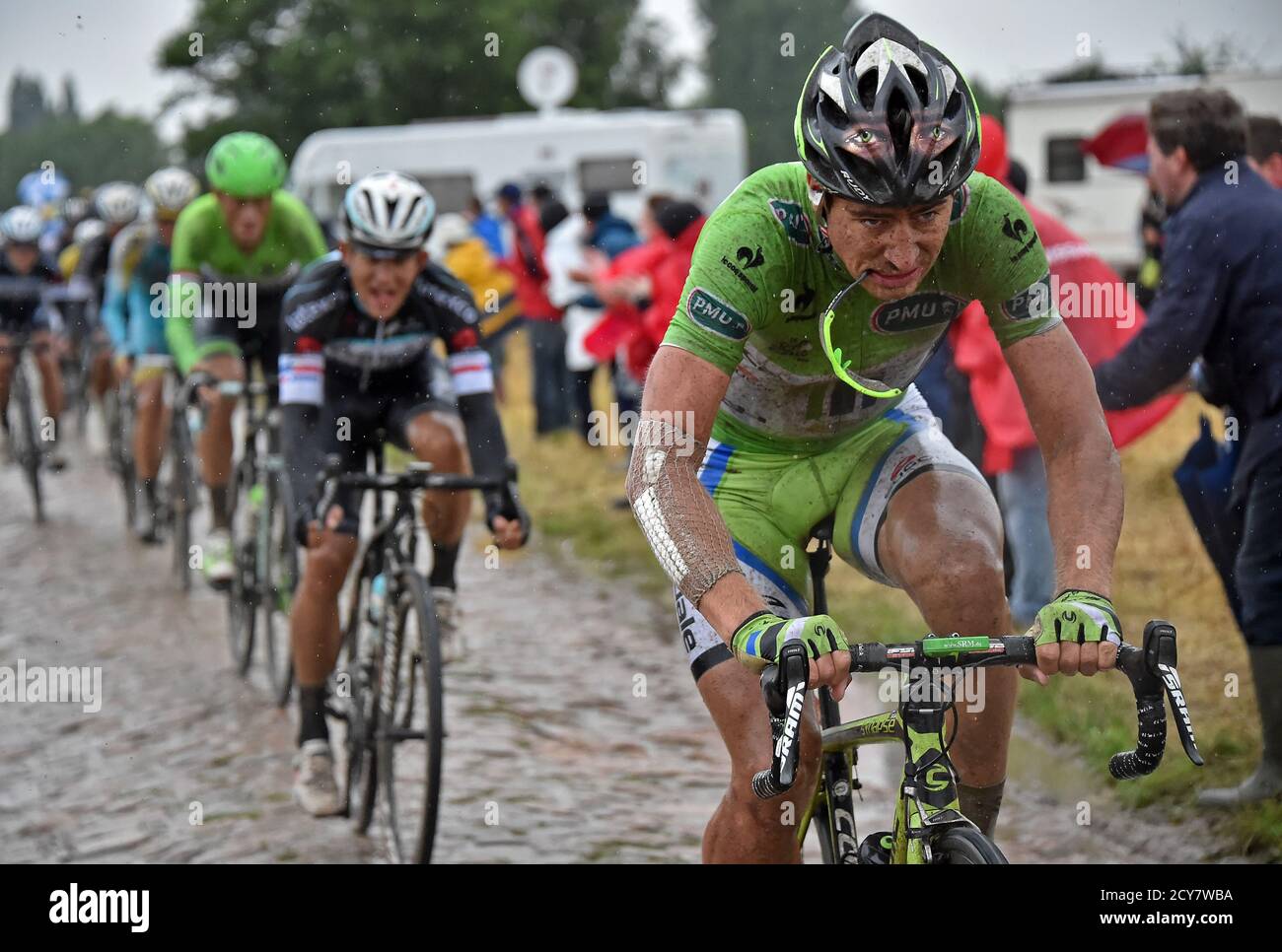 Race Best Sprinter Trikot Inhaber Cannondale Team Fahrer Peter Sagan aus  der Slowakei führt eine Gruppe von Fahrern während der 155.5 km fünften  Etappe der Tour de France Radrennen von Ypern Belgien