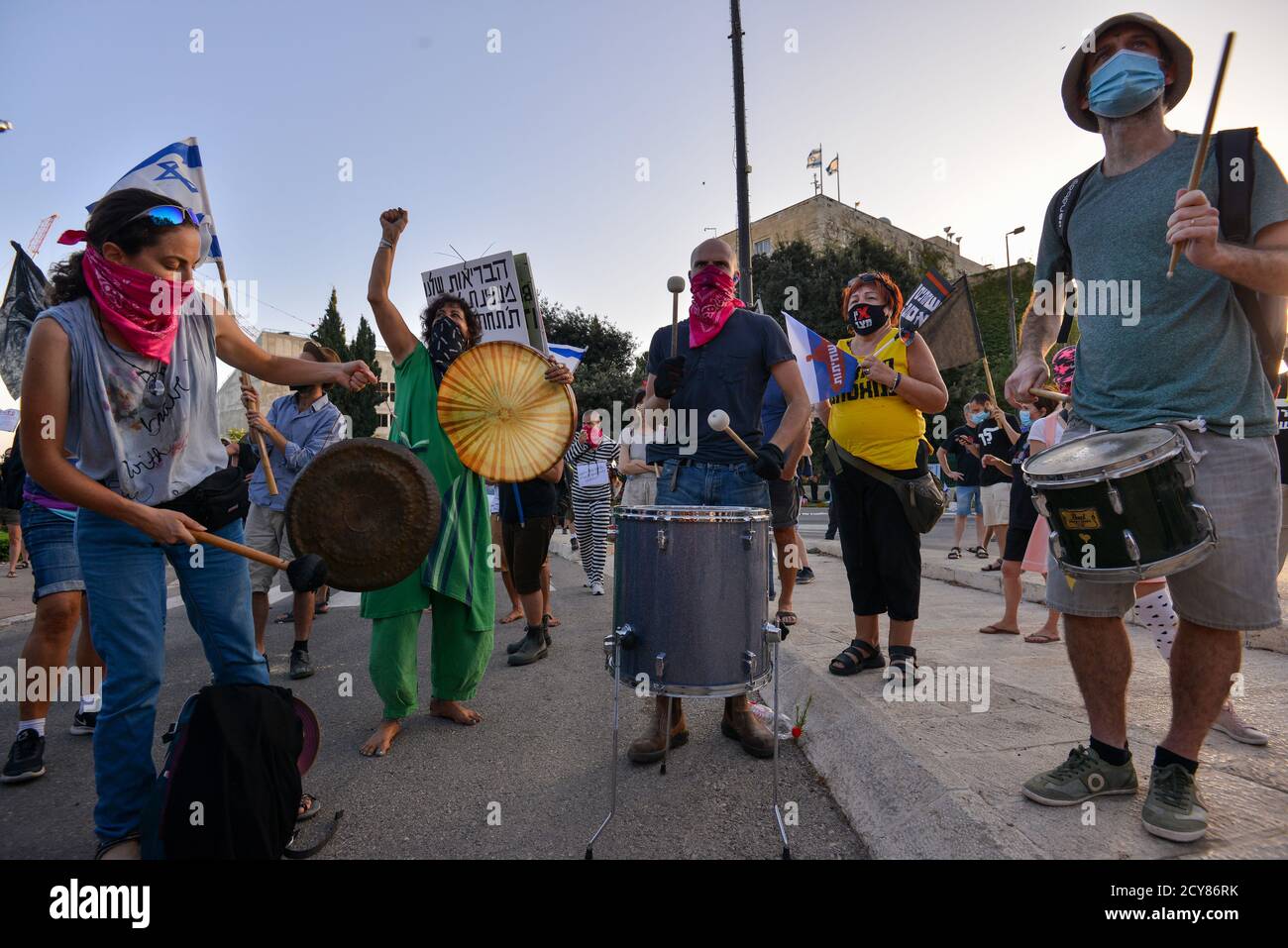 29 Sep 2020 - Anti-Korruptions-Protest gegen Premierminister Netanjahu vor der Knesset, israelisches Haus der gewählten. Hunderte von Fahrzeugen kletterten nach Jerusalem - für den letzten Tag, an dem Proteste in Israel legal sind. Während des Protestes wurde ein Update zum covid-19 Zertifizierungsgesetz gemacht - das fordert, dass Proteste nur 1k vom Wohnsitz der Bürger entfernt erlaubt werden. Dieser Akt, der als Notakt von 19 erklärt wurde, schränkt die Rechte der nicht-orthodoxen Gesellschaft in Israel während einer Welle massiver Proteste vor den Residenzen von Ministerpräsident Netanjahu größtenteils ein Stockfoto