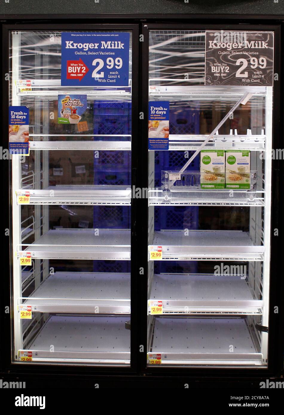 Milch-Vorräte sind in einem fast leeren Kühlschrank in einem  Lebensmittelgeschäft nach Menschen, die bereit für einen Eissturm im  Lilburn außerhalb Atlanta, Georgia, 12. Februar 2014 zuende. Eine tödliche  Wintersturm brachte schwere Schnee,