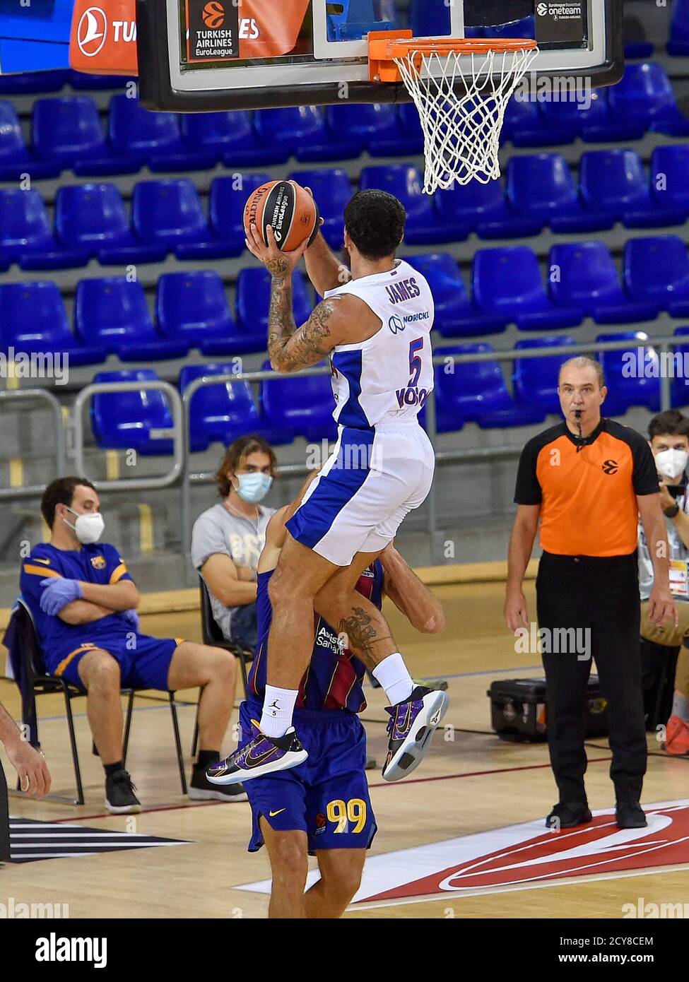 Nicholas William Calathes vom FC Barcelona in Aktion mit Mike James vom PBC CSKA Moscow beim Turkish Airlines EuroLeague Spiel zwischen dem FC Barcelona und CSKA Moscow CAB am 01. Oktober 2020 im Palau Blaugrana in Barcelona, Spanien. Stockfoto