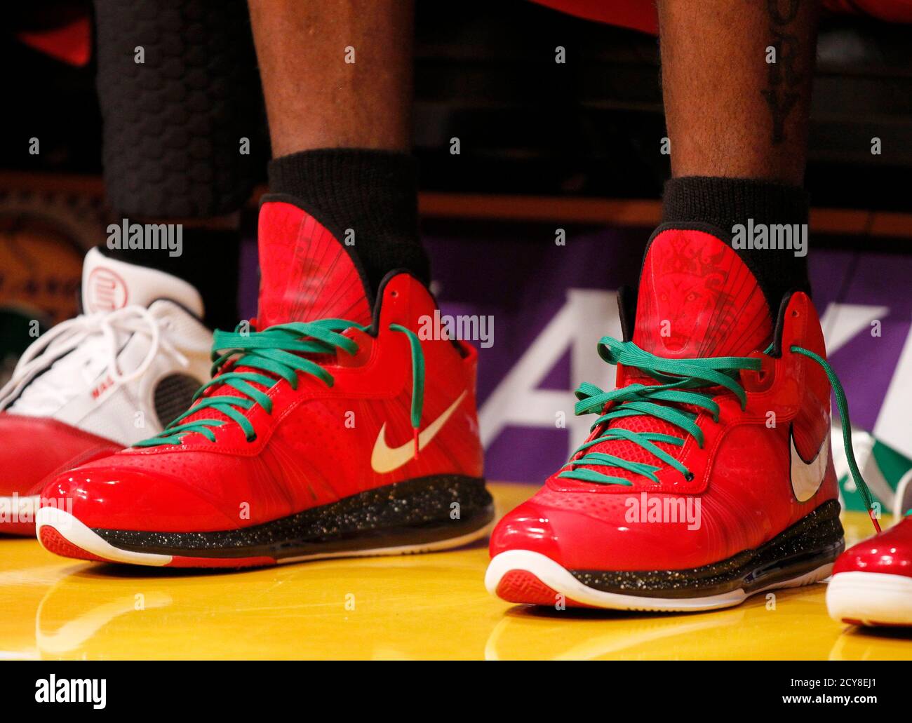 Miami Heat Lebron James trägt Weihnachten unter dem Motto Schuhe gegen die  Los Angeles Lakers in der zweiten Jahreshälfte ein NBA-Basketball-Spiel in  Los Angeles, 25. Dezember 2010. REUTERS/Danny Moloshok (Vereinigte Staaten -