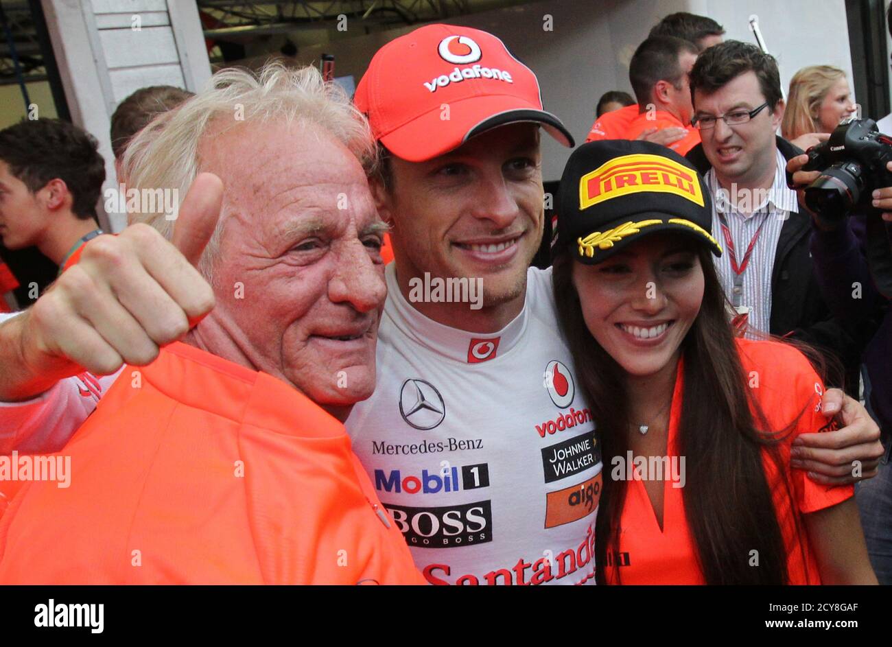 McLaren Formel-1-Fahrer Jenson Button aus Großbritannien posiert für Bilder  mit seinem Vater John und seiner Freundin Jessica Michibata nach dem  ungarischen F1 Grand Prix auf der Hungaroring-Strecke bei Budapest 31. Juli  2011.