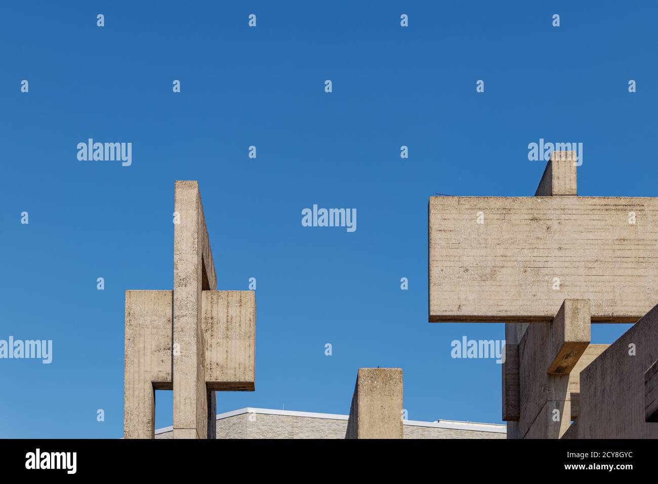 Seltsame, seltsame und einzigartige abstrakte Form und Form von Beton Brutalistische Architektur auf dem Dach. Stockfoto