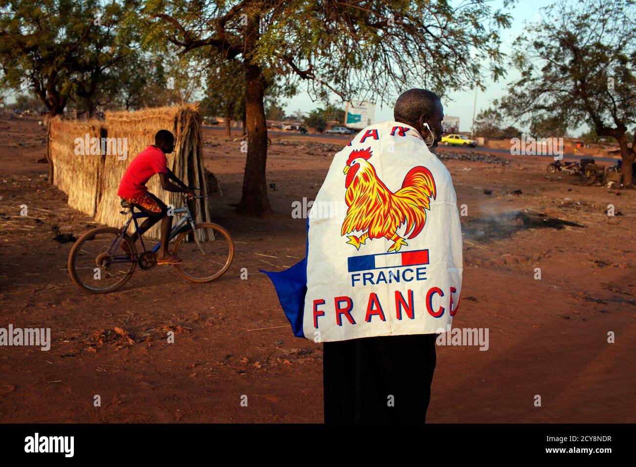 Yacouba Konate, 56, trägt eine französische Flagge um seine Unterstützung für die französische Militärintervention in Mali in der malischen Hauptstadt Bamako 13. Januar 2013 zeigen. Frankreich ist entschlossen, islamistische Herrschaft der Norden Malis zu beenden, das viele fürchten als Basis für Angriffe auf den Westen und für Verbindungen mit al-Qaida im Jemen, Somalia und Nordafrika handeln könnte. REUTERS/Joe Penney (MALI - Tags: Gesellschaft Unruhen) Stockfoto