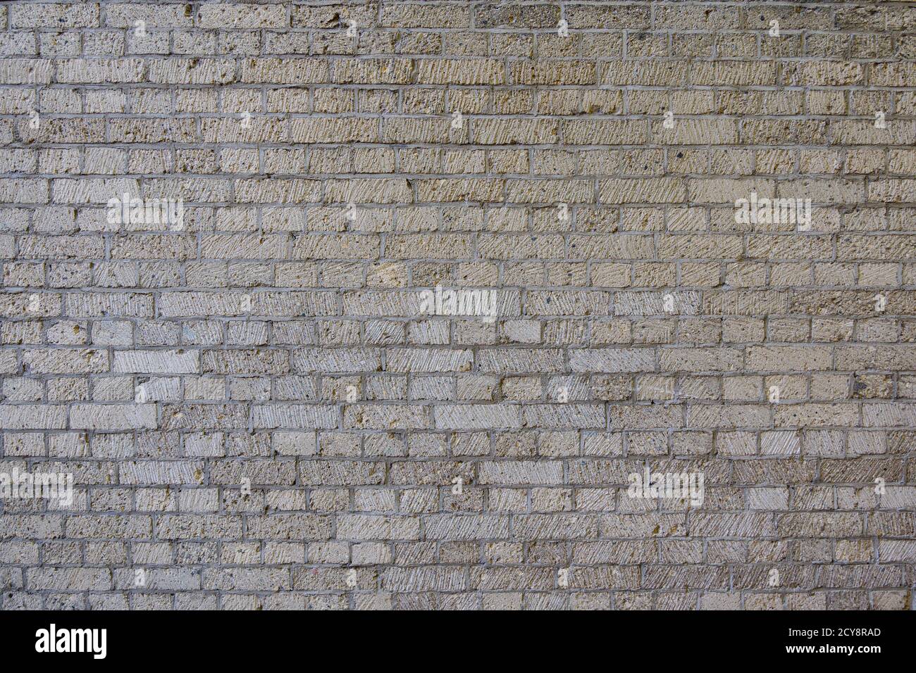 Weiße Vintage holprige, raue und alte Ziegelstruktur aus leichtem Beton mit englischem Ziegel Bindungsmuster. Stockfoto