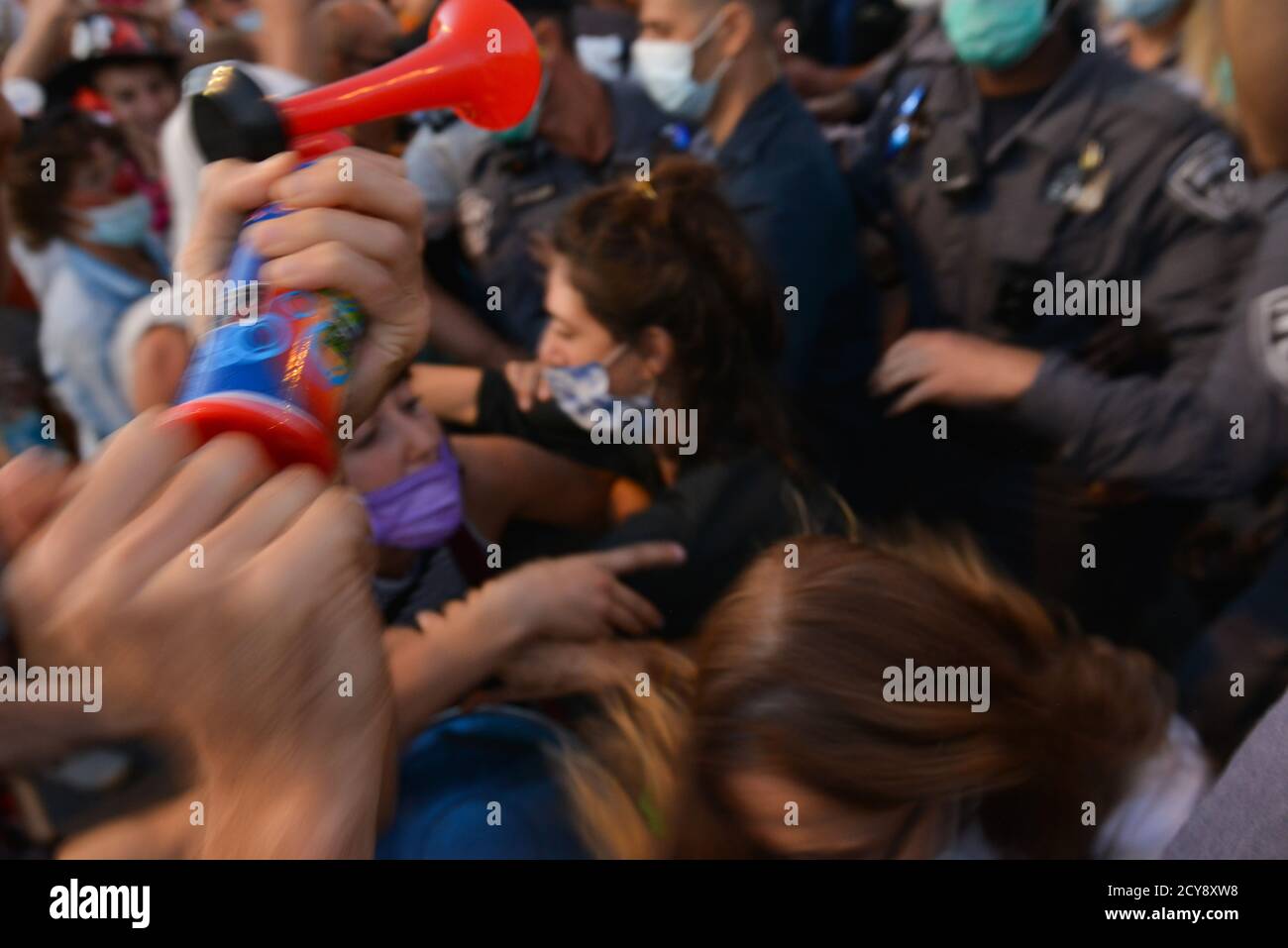 29 Sep 2020 - Anti-Korruptions-Protest gegen Premierminister Netanjahu vor der Knesset, israelisches Haus der gewählten. Hunderte von Fahrzeugen kletterten nach Jerusalem - für den letzten Tag, an dem Proteste in Israel legal sind. Während des Protestes wurde ein Update zum covid-19 Zertifizierungsgesetz gemacht - das fordert, dass Proteste nur 1k vom Wohnsitz der Bürger entfernt erlaubt werden. Dieser Akt, der als Notakt von 19 erklärt wurde, schränkt die Rechte der nicht-orthodoxen Gesellschaft in Israel während einer Welle massiver Proteste vor den Residenzen von Ministerpräsident Netanjahu größtenteils ein Stockfoto