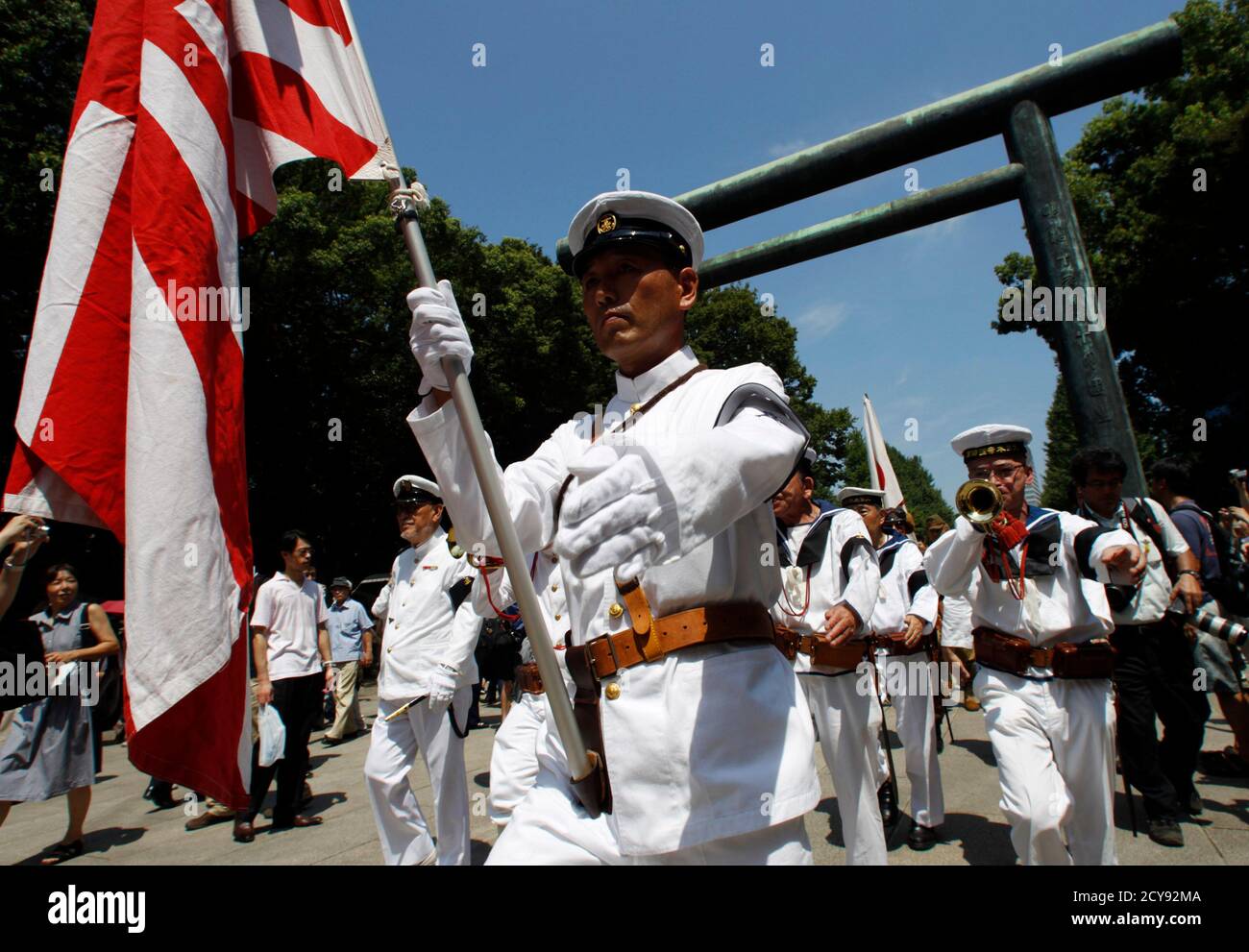 Männer gekleidet als Kaiserliche Japanische Armee Soldaten Marsch auf