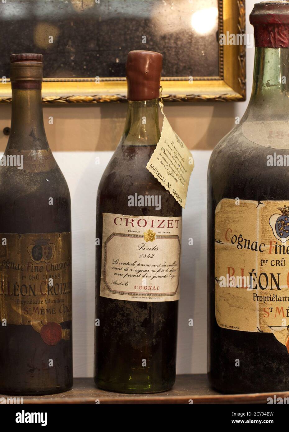 Der Cognac von Croizet 1842 (C) das ist die teuerste Flasche der antiken  Schnaps-Sammlung von Bay van der Bunt der Niederlande wird in Breda 16.  Februar 2012 gesehen. Der niederländische antique Händler