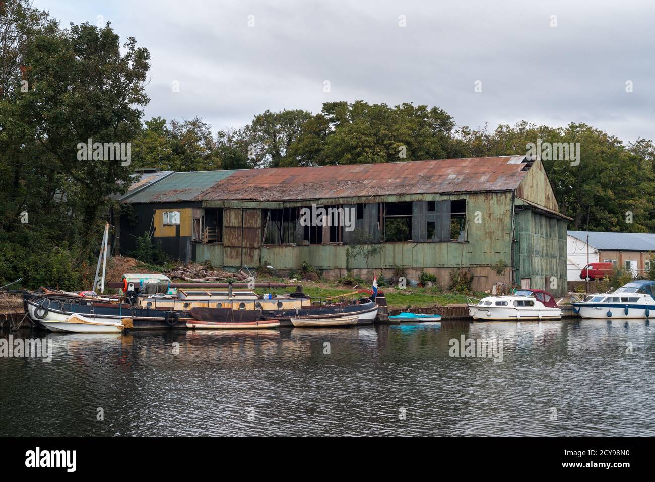 Verderbtes Lagerhaus auf Platts Eyot-Insel an der Themse in Hampton in West London, London, England, Großbritannien Stockfoto