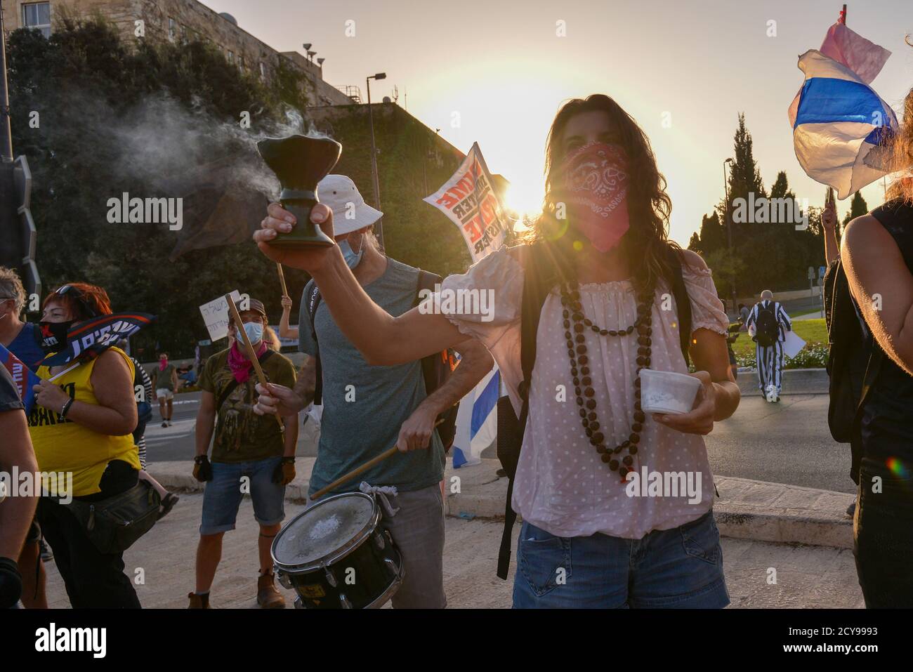 29 Sep 2020 - Anti-Korruptions-Protest gegen Premierminister Netanjahu vor der Knesset, israelisches Haus der gewählten. Hunderte von Fahrzeugen kletterten nach Jerusalem - für den letzten Tag, an dem Proteste in Israel legal sind. Während des Protestes wurde ein Update zum covid-19 Zertifizierungsgesetz gemacht - das fordert, dass Proteste nur 1k vom Wohnsitz der Bürger entfernt erlaubt werden. Dieser Akt, der als Notakt von 19 erklärt wurde, schränkt die Rechte der nicht-orthodoxen Gesellschaft in Israel während einer Welle massiver Proteste vor den Residenzen von Ministerpräsident Netanjahu größtenteils ein Stockfoto