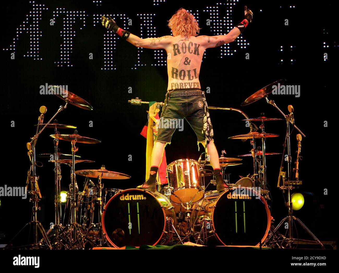 Musiker James Kottak der deutschen Band Scorpions zeigt sein Tattoo während  ihres Konzertes in La Paz, 16. September 2010. Die Scorpions sind Bolivien  als Teil ihrer Welt-Tour besuchen. REUTERS/David Mercado (Bolivien -