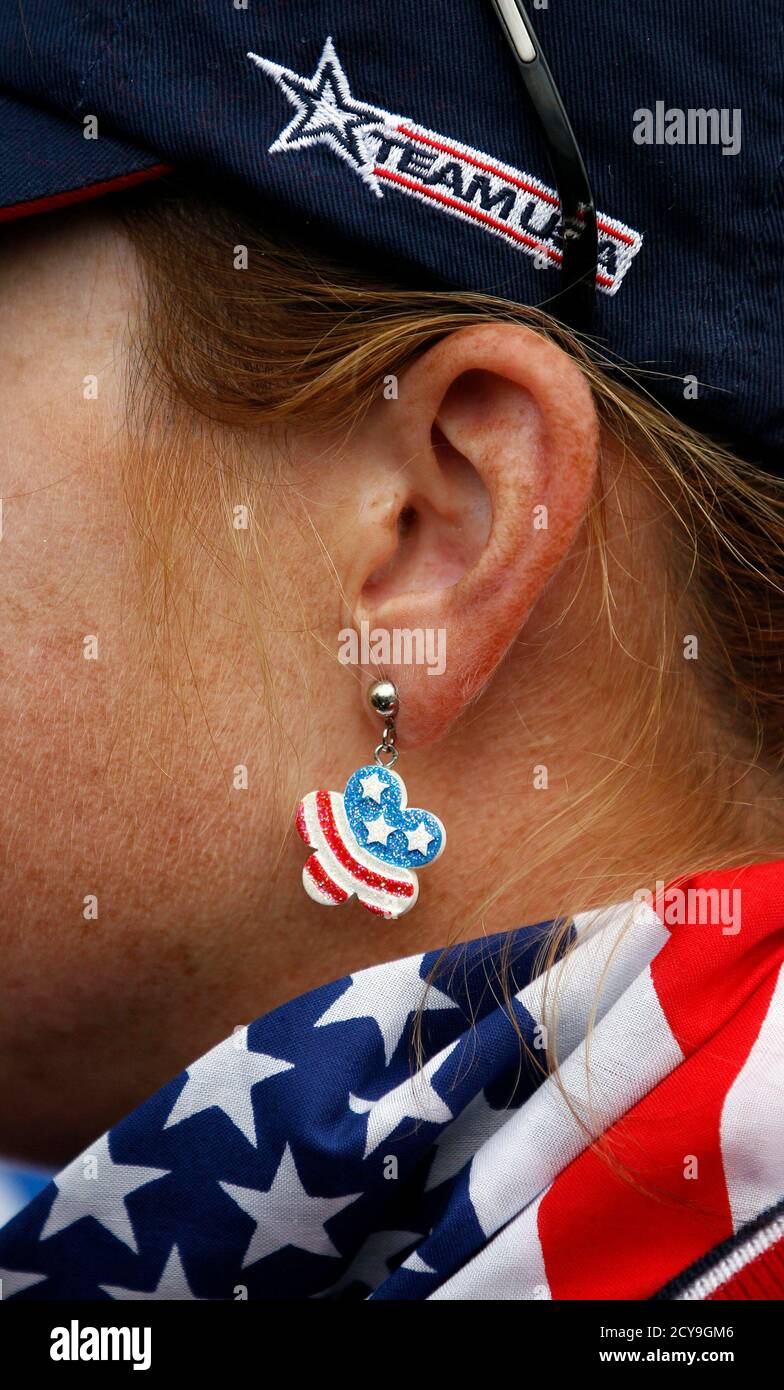 Paula Creamer des Team USA trägt Ohrringe mit einem Druck der US-Flagge am  18. Loch nach dem Sieg über Team Europe bei ihrem Vierer-Match am ersten  Tag der 2011 Solheim Cup-Golfturnier in