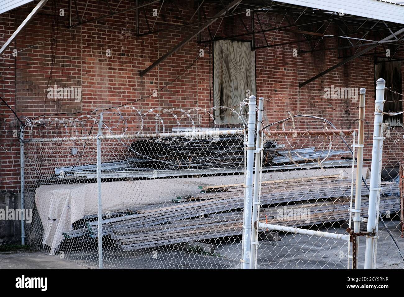 Rasierdraht oder Stacheldraht auf dem Sicherheitszaun oder Zäunen zum Schutz von Eigentum in Montgomery Alabama, USA. Stockfoto