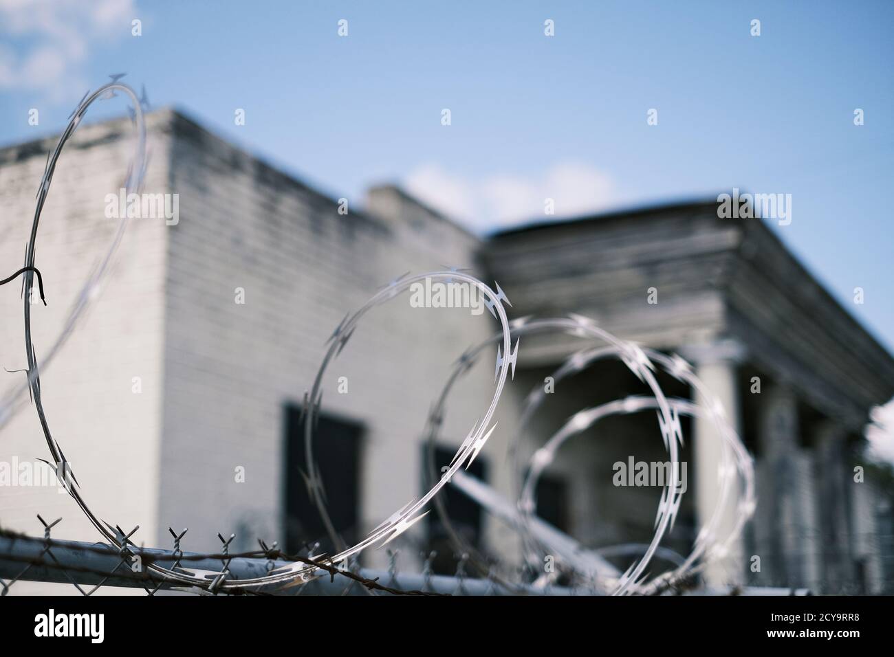 Rasierdraht oder Stacheldraht auf dem Sicherheitszaun oder Zäunen zum Schutz von Eigentum in Montgomery Alabama, USA. Stockfoto
