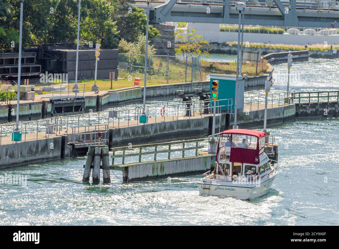 Bild eines Vergnügungsbootes, das durch die Schleusen am Shinnecock Canal in Long Island, NY, fährt Stockfoto