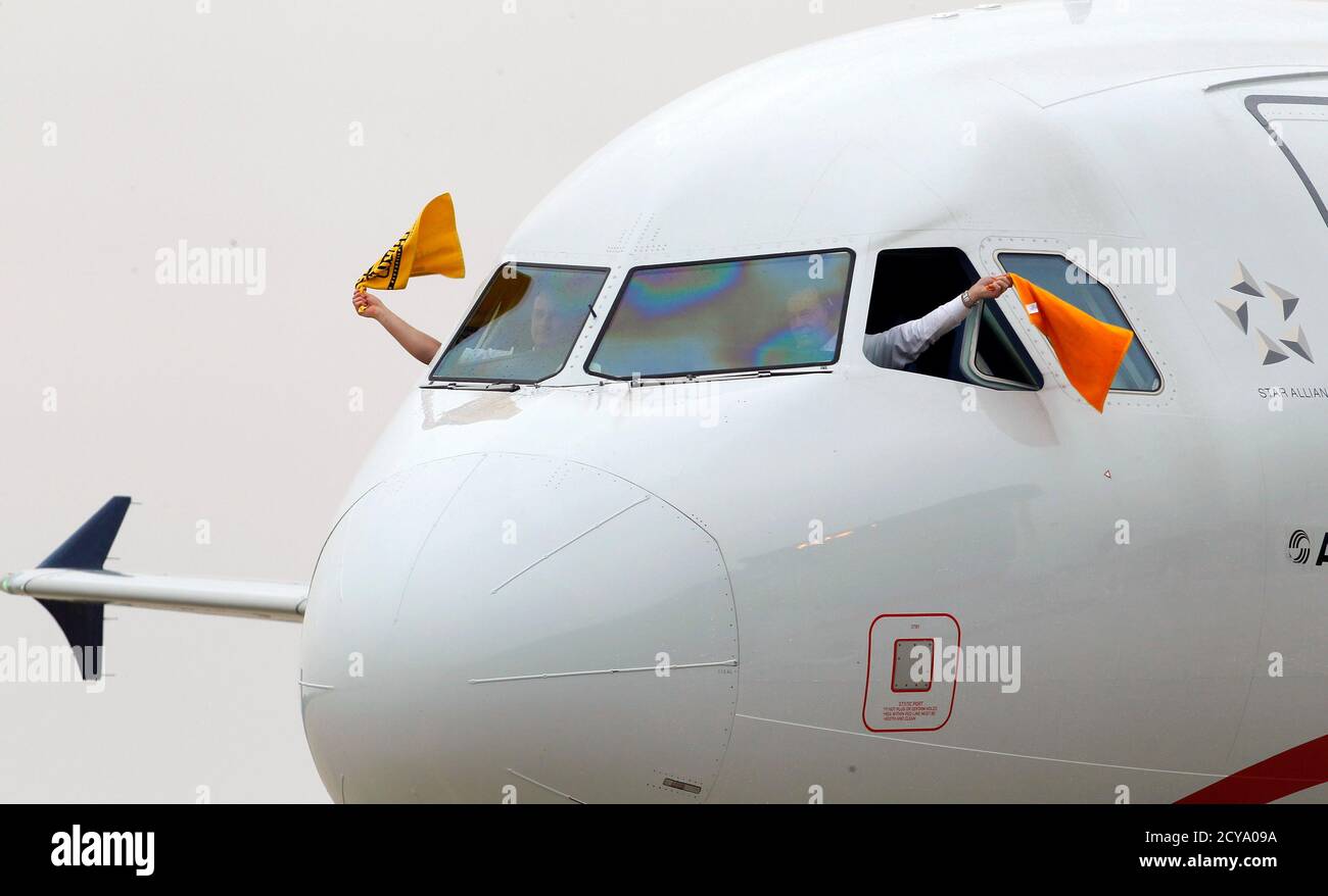 Die Piloten die Team-Charter für die Pittsburgh Steelers Welle die  "schreckliche Handtuch" aus dem Fenster aus dem Cockpit, als das Team für  die Super Bowl XLV am DFW Airport in Dallas, Texas