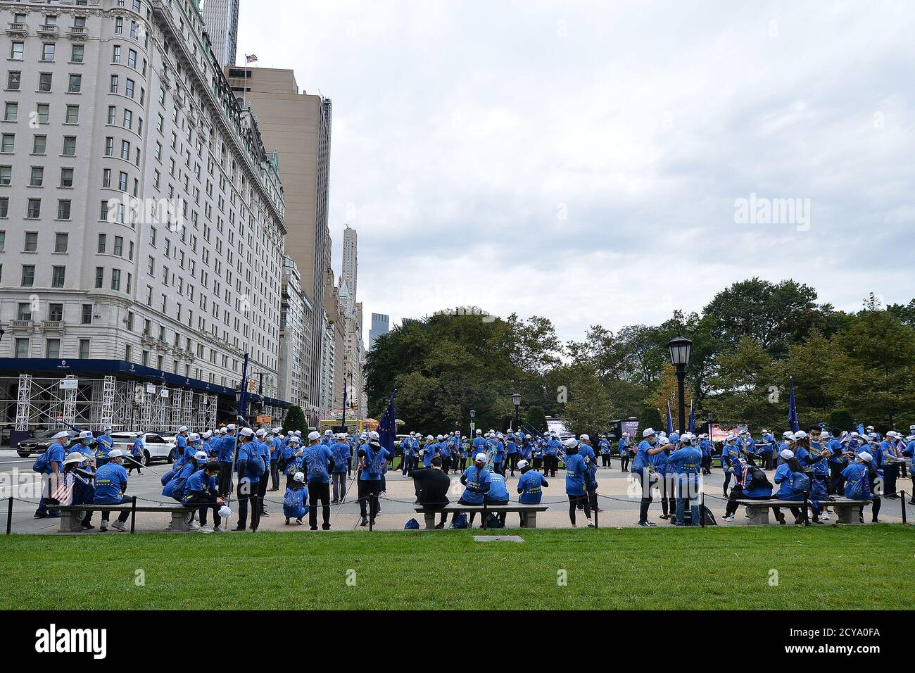 New York City, USA. Oktober 2020. Mitglieder des neuen Bundesstaates China versammeln sich auf dem Grand Army Plaza, während sie in New York, NY, am 1. Oktober 2020, Schilder halten und auf Fahnen verzichten. Der von Stephen Bannon und Guo Wengui gegründete und im Juni 2020 als aktiv erklärte neue Bundesstaat China ist eine selbsternannte Exilregierung mit dem Ziel, „die chinesische Regierung zu stürzen“; Demonstranten wurden vor dem Gericht bei der Anklageerhebung von Stephen Bannon im August 2020 in New York City gesehen. (Anthony Behar/Sipa USA) Quelle: SIPA USA/Alamy Live News Stockfoto