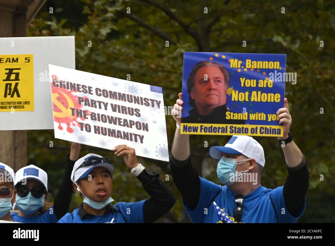 New York City, USA. Oktober 2020. Mitglieder des neuen Bundesstaates China versammeln sich auf dem Grand Army Plaza, während sie in New York, NY, am 1. Oktober 2020, Schilder halten und auf Fahnen verzichten. Der von Stephen Bannon und Guo Wengui gegründete und im Juni 2020 als aktiv erklärte neue Bundesstaat China ist eine selbsternannte Exilregierung mit dem Ziel, „die chinesische Regierung zu stürzen“; Demonstranten wurden vor dem Gericht bei der Anklageerhebung von Stephen Bannon im August 2020 in New York City gesehen. (Anthony Behar/Sipa USA) Quelle: SIPA USA/Alamy Live News Stockfoto