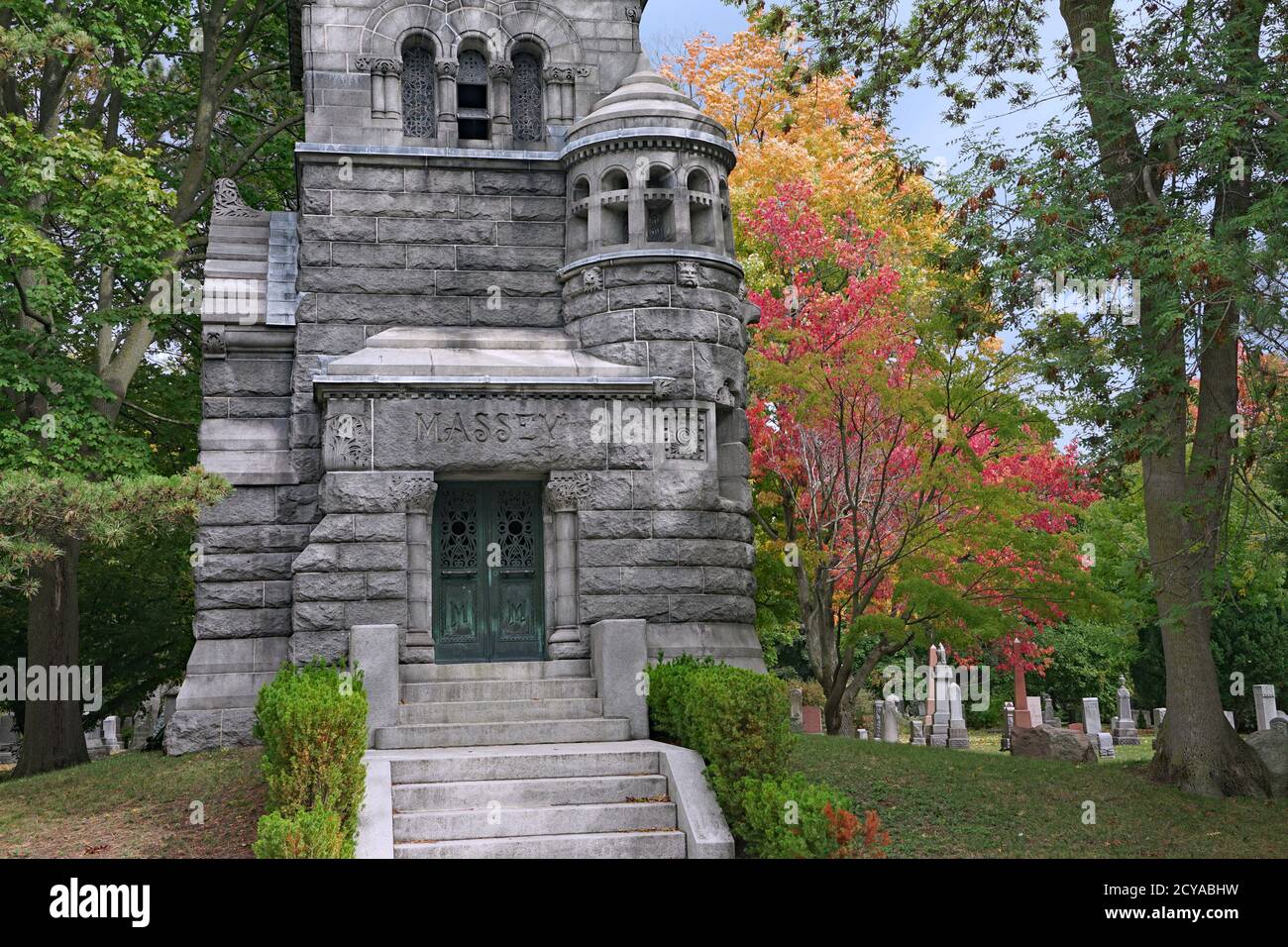 Toronto, Kanada - 1. Oktober 2020: Mount Pleasant Friedhof ist mit Bäumen gefüllt und ist sehr malerisch mit Herbstfarben, hier mit dem Grab von gezeigt Stockfoto