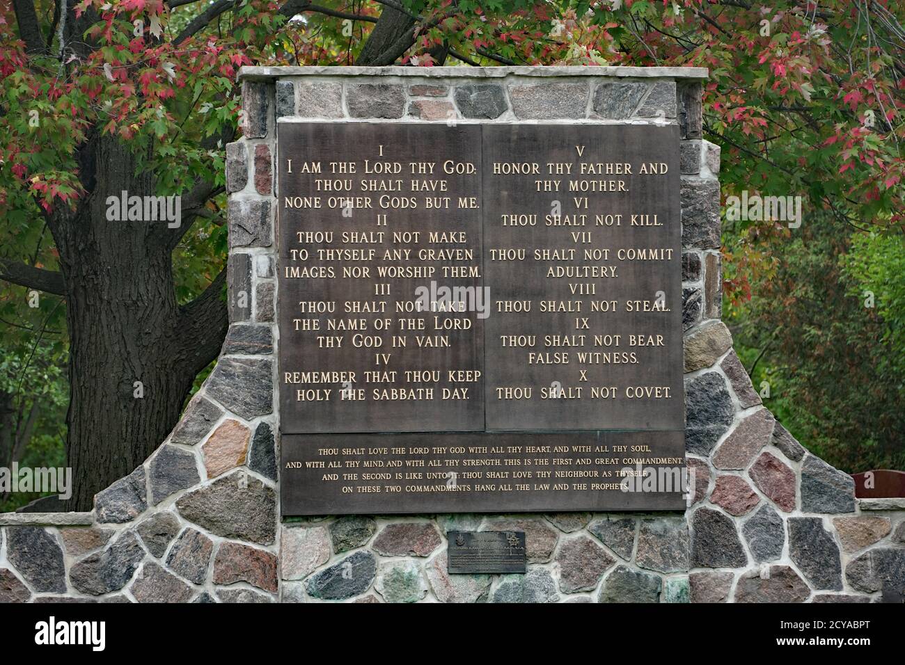 Toronto, Kanada - 1. Oktober 2020: Ein Denkmal am Mount Pleasant Friedhof hat den Text der zehn Gebote. Stockfoto