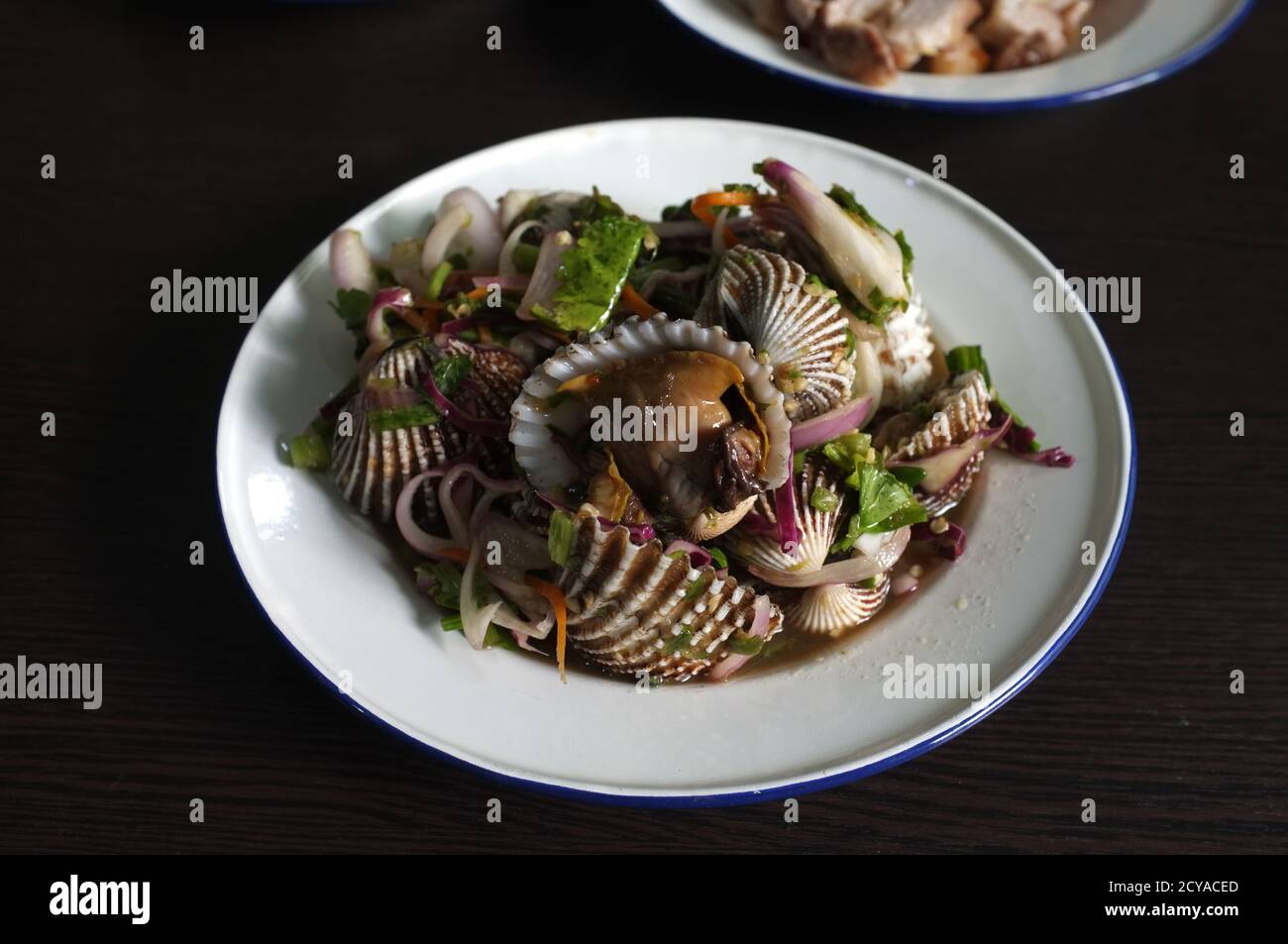Thailändisches Street Food, würziger Blutcockle-Salat Stockfoto