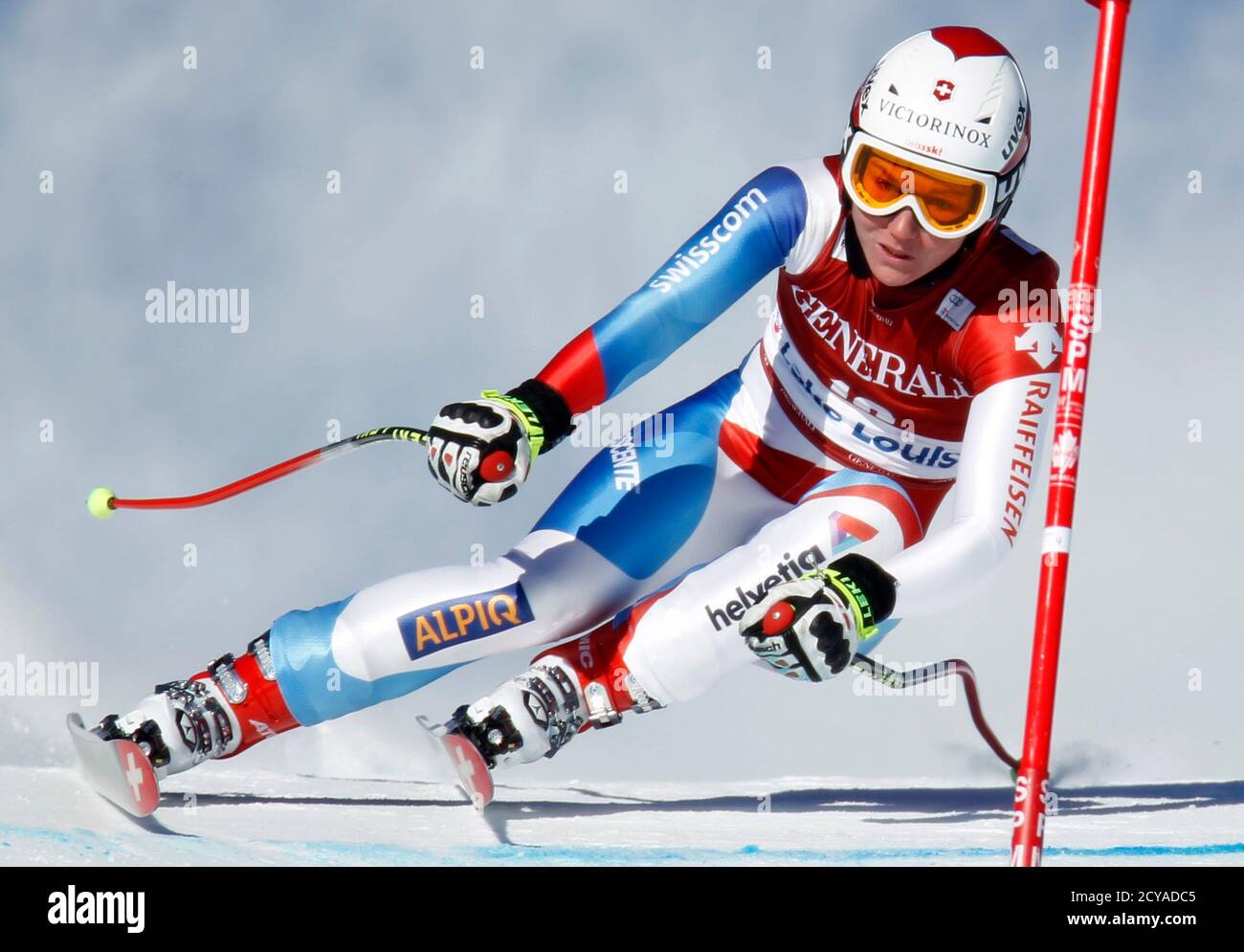 Fabienne Suter der Schweiz macht eine Drehung beim alpinen Skifahren an der Frauen Weltcup-Abfahrt in Lake Louise, Alberta 4. Dezember 2010.  REUTERS/Mike Blake (Kanada - Tags: SPORT, Skifahren) Stockfoto