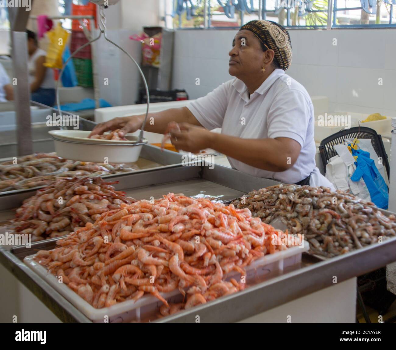 Panama City, Panama, Dec 5, 2017 - die Frau, die den Verkauf von Garnelen zeigt Motion Blur in der Hand, mit der Sie schnell zu Lasten einer Skala Stockfoto