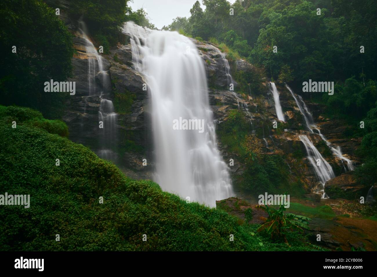 Die Landschaft des Wachirathan Wasserfalls in der Provinz Chiangmai, Thailand Stockfoto