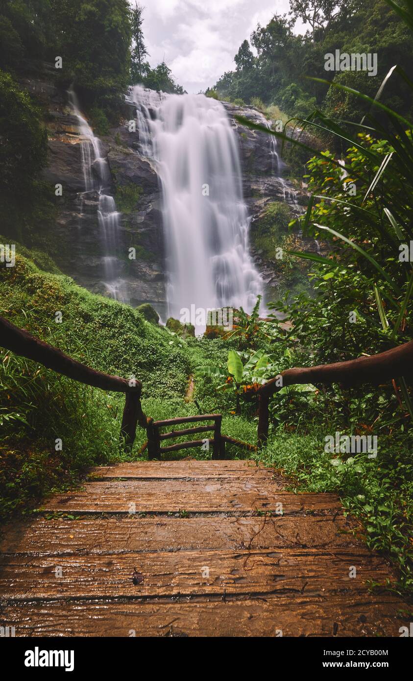 Die Landschaft des Wachirathan Wasserfalls in der Provinz Chiangmai, Thailand Stockfoto