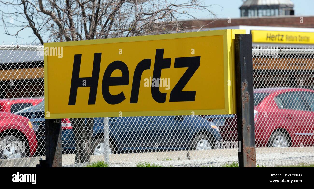 Ein Hertz Mietwagen Schild Befindet Sich Vor Einem Mietplatz In Der Nahe Des Flughafens Detroit Metropolitan