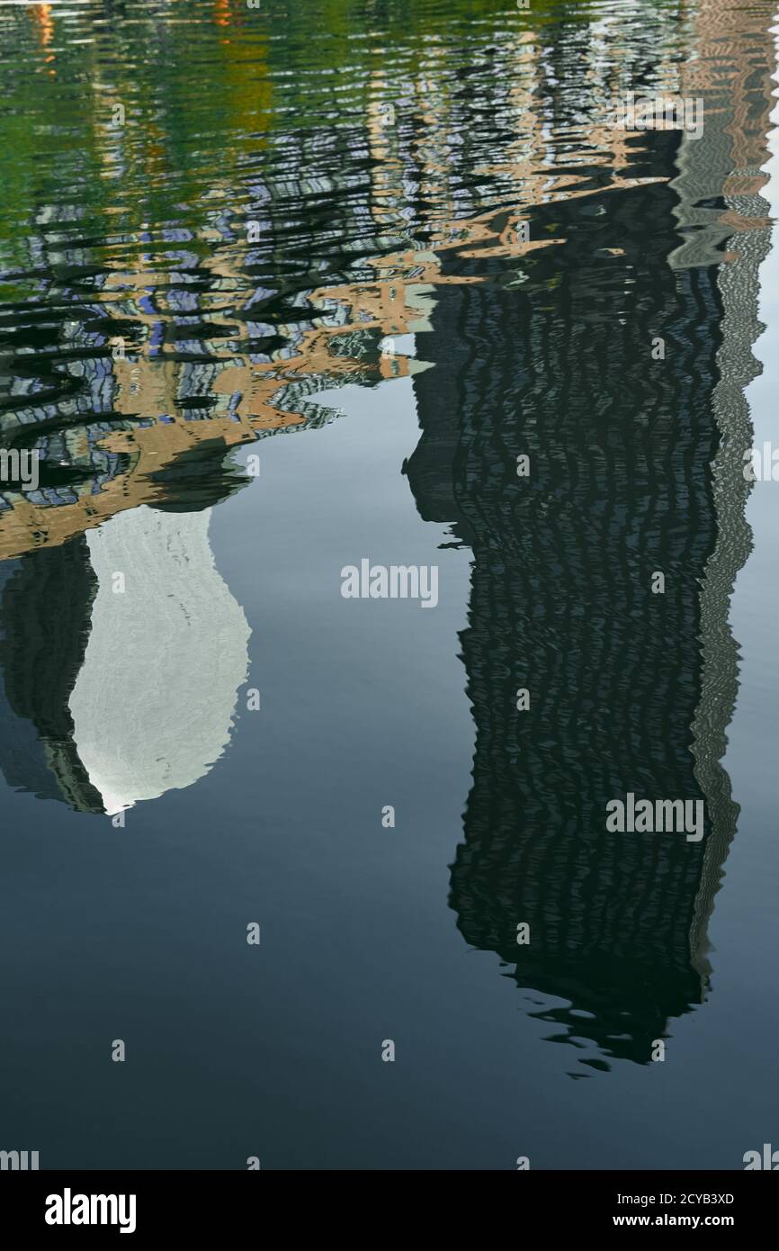 Gemustertes abstraktes Spiegelbild auf Wasser Stockfoto