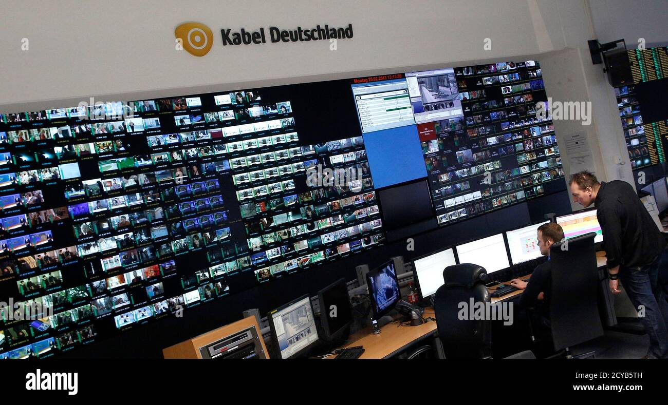 Vor einer Monitorwand im Kabel Deutschland-Playout-Center in Frankfurt  arbeiten Mitarbeiter von Deutschlands größten Kabelnetzbetreiber Kabel  Deutschland, 25. Februar 2013. Kabel Deutschland ist die Dividende zu 67  Prozent in einem Schritt wandern die
