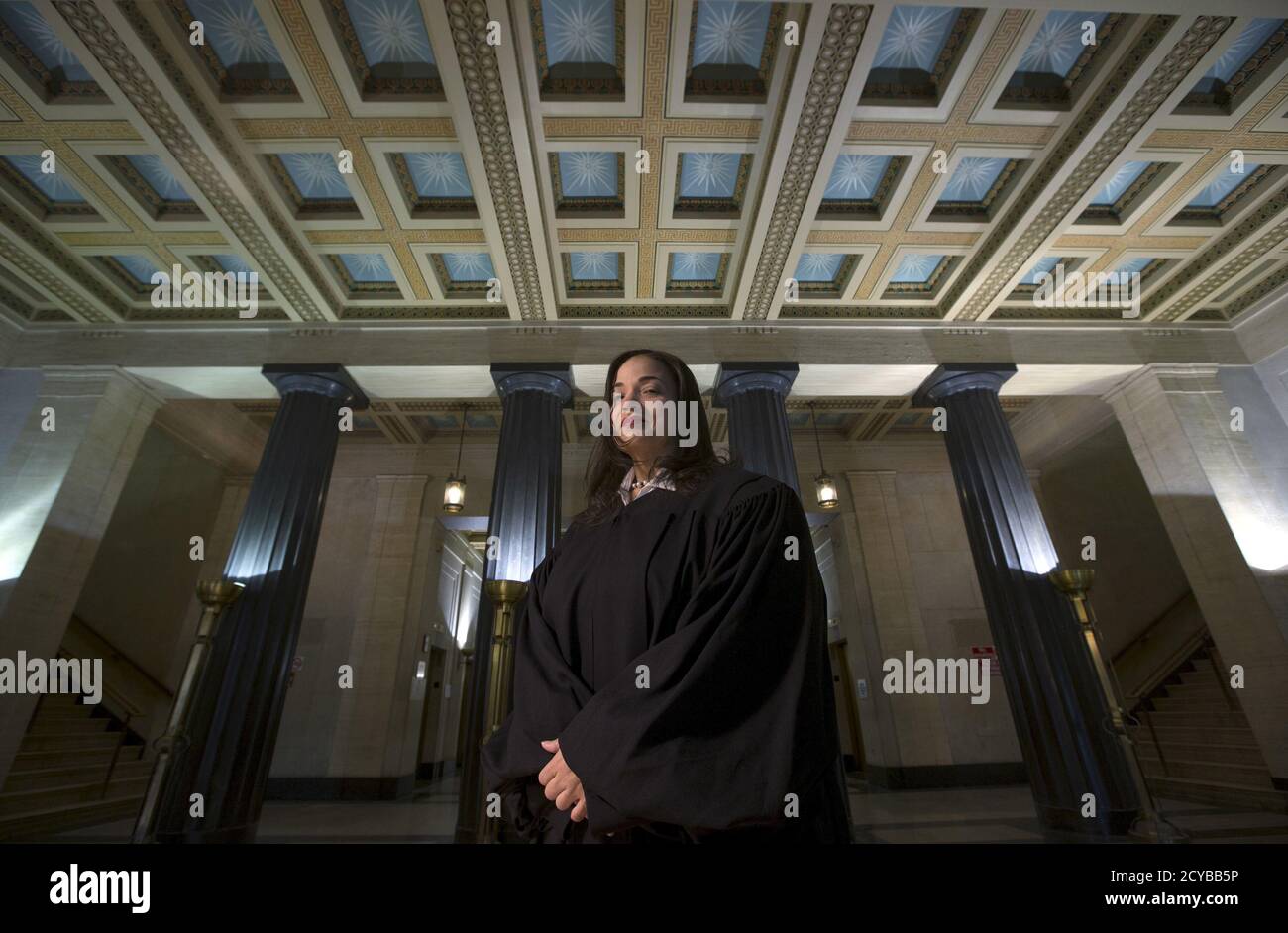 Richterin Jackie Portman posiert für ein Foto im Gerichtsgebäude in Chicago, Illinois, 22. April 2015. Portman, der von der Bank aus scherzt, premonisiert und Geschichten erzählt, ist ein zentraler Bestandteil des Programms der strafrechtlichen Verfolgung durch Cook County im größten einheitlichen Gerichtswesen des Landes. Das einjährige Programm bietet Menschen, die eines ersten gewaltfreien Verbrechens beschuldigt werden, einen Weg zu einem sauberen Schiefer und ist Teil einer landesweiten Suche nach weniger kontradiktorischen Strafverfahren, der Reduzierung der Überbelegung von Gefängnissen und der Einsparung von Geld. Bild aufgenommen am 22. April 2015. Passend zum Feature USA-CHICAGO/STAATSANWALTSCHAFT REUTERS Stockfoto
