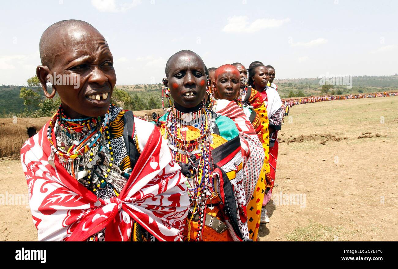 Maasai-Frauen nehmen an der Vorbereitung von 'Entoto' Teil, einer traditionellen Coming-of-Age-Zeremonie in Olkerin Manyatta, Narok County, etwa 108 km (67 Meilen) westlich von Kenias Hauptstadt Nairobi, am 18. März 2012. REUTERS/Thomas Mukoya (KENIA - Tags: GESELLSCHAFT TPX BILDER DES TAGES) Stockfoto