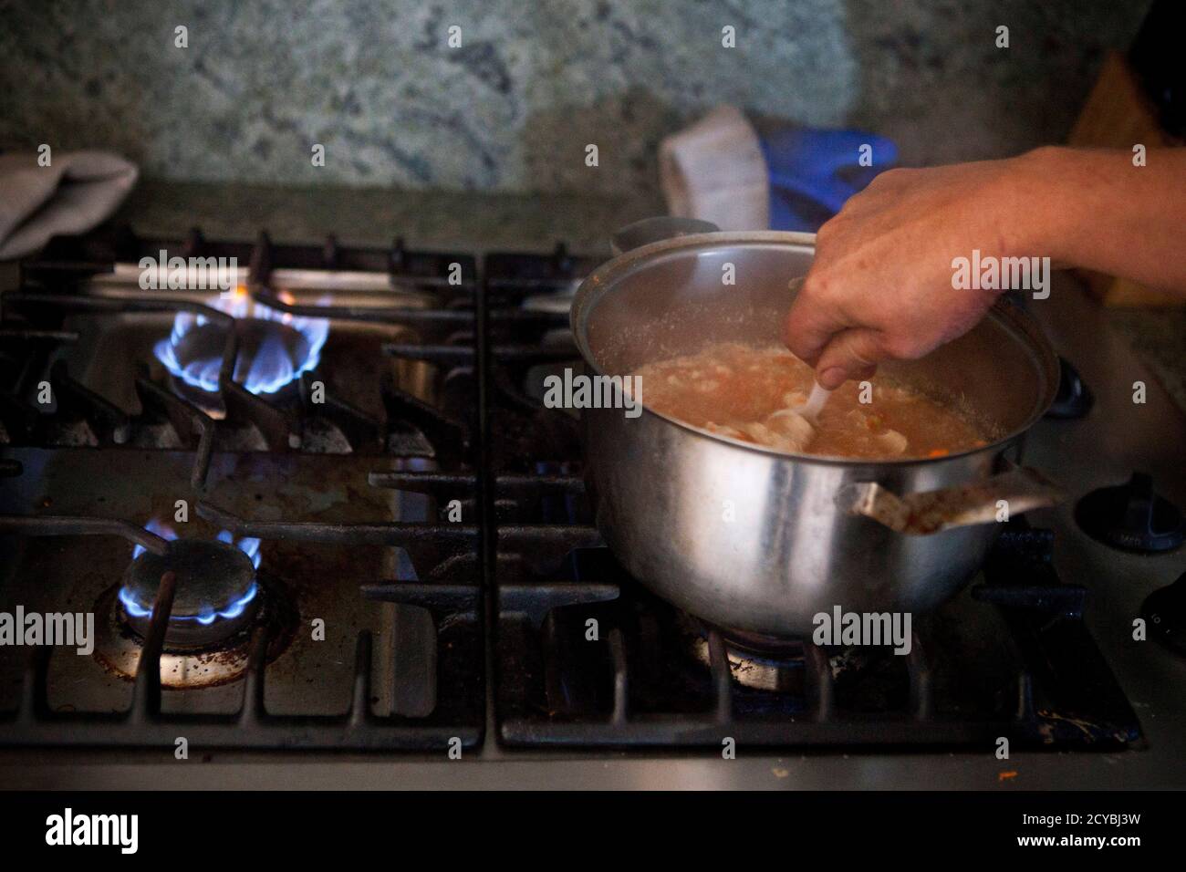 Lydia Rokosvak hält zwei zusätzliche Brenner läuft beim Kochen Essen, um  ihr Haus im Stadtteil Midland Beach von Staten Island, New York, 9.  November 2012 zu wärmen. REUTERS/Andrew Burton (Vereinigte Staaten -