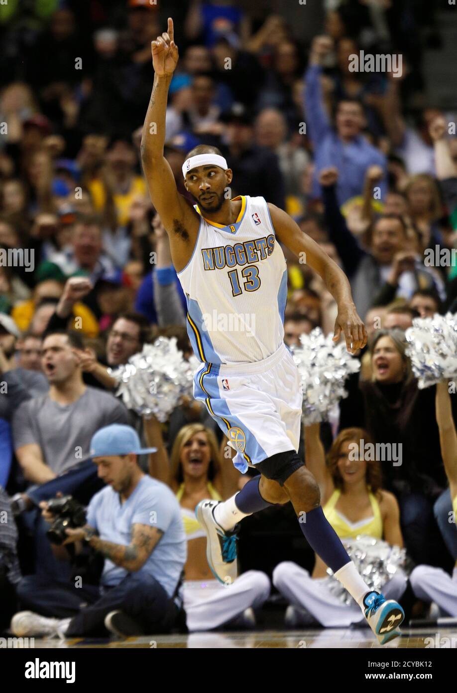 Denver Nuggets Corey Brewer feiert erzielte über den Oklahoma City Thunder in der NBA-Basketball-Spiel in Denver 1. März 2013. REUTERS/Rick pied (Vereinigte Staaten - Tags: SPORT BASKETBALL) Stockfoto